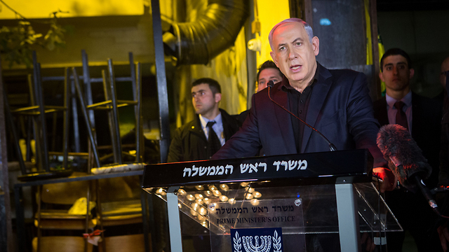 PM Benjamin Netanyahu speaking at the scene of the Dizengoff terror attack (Photo: Miriam Elstar, 'Flash90)
