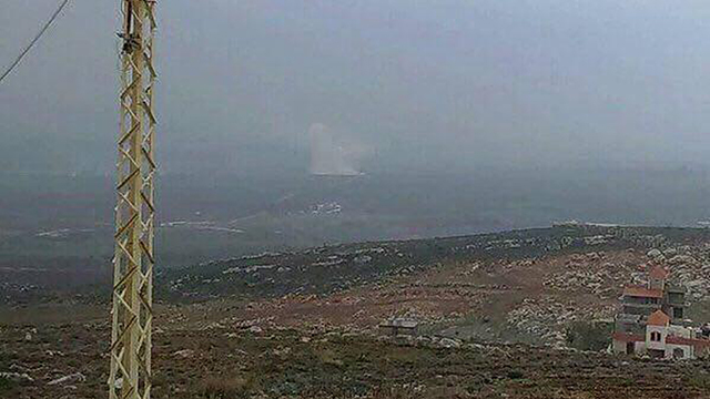 Desde la frontera con el Líbano se ve una explosión a la distancia.