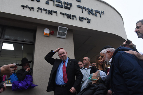 Shmuel Rada outside the synagogue (Photo: Avihua Shapira)