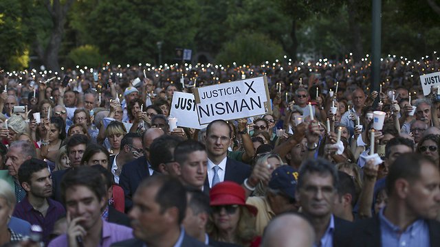 People hold candles during a vigil on the first anniversary of Argentinian prosecutor Alberto Nisman's mysterious death in Buenos Aires (Photo: EPA)