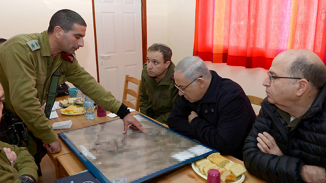 Eliezer Toledano, Benjamin Netanyahu and Moshe Ya'alon in Otniel (Photo: Amos Ben Gershom, GPO)