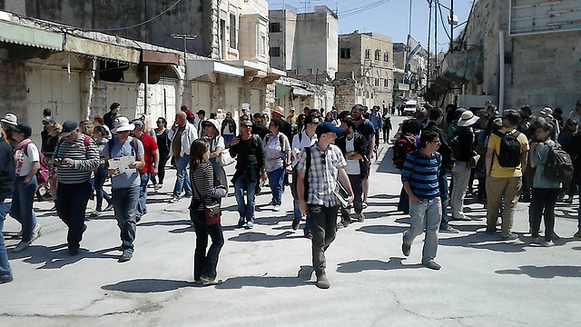 A Breaking the Silence tour in Hebron (Photo: Louise Garin)