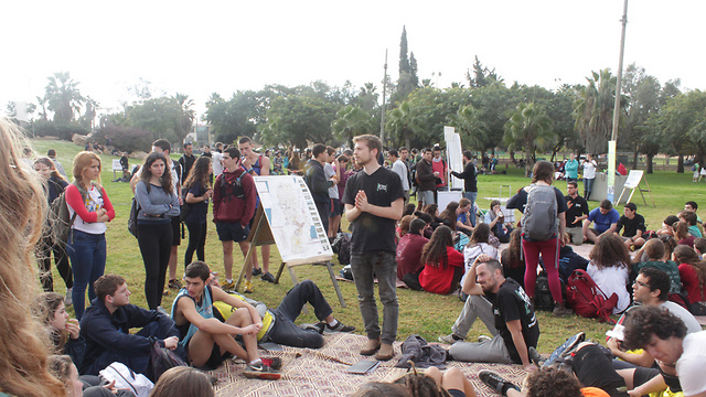 Gvaryahu at a Breaking the Silence event (Photo: Louise Garin)