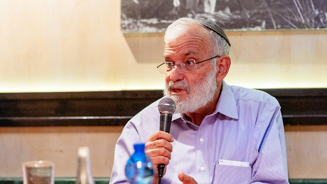 Yaakov Amidror, speaking to a group of immigrat youth in Petah Tikva (Photo: Michael Saposnik)