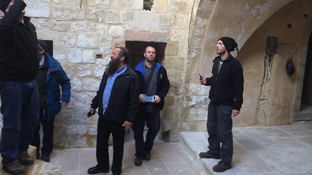 The settlers in the process of breaking into the houses they claimed to have bought from Palestinians (Photo: Elishe Ben Kimon)