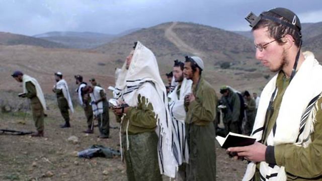 Religious IDF soldiers pray (Photo: Elad Gershgoren)