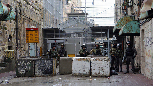 Troops at a roadbloack in Hebron (Photo: EPA)