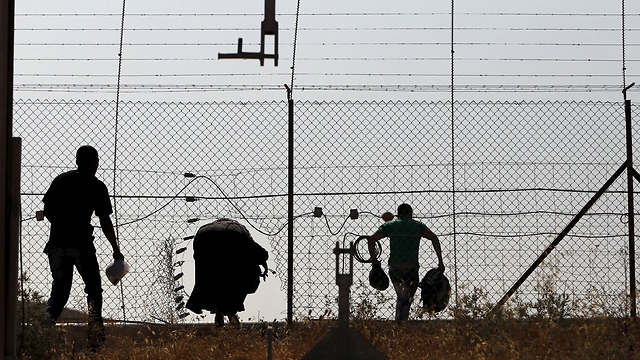 Palestinian workers illegaly entering Israel (Photo: Reuters)