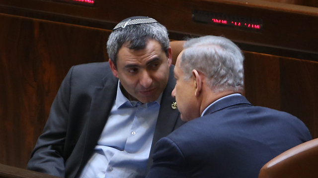 MK Zeev Elkin speaking with Prime Minister Binyamin Netanyahu (Photo: Alex Kolomoisky)