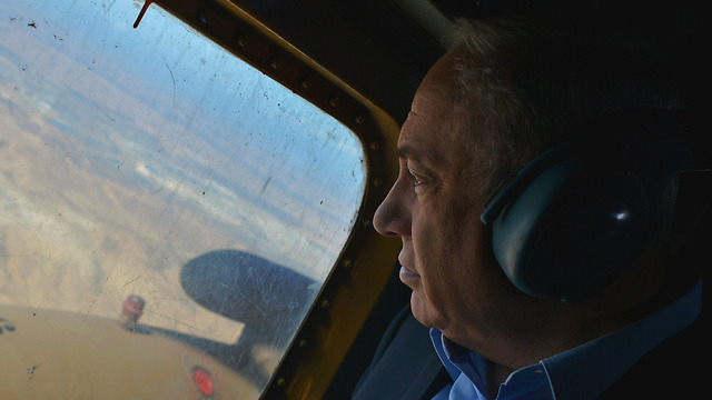 Netanyahu takes air tour of area (Photo: Kobi Gideon)