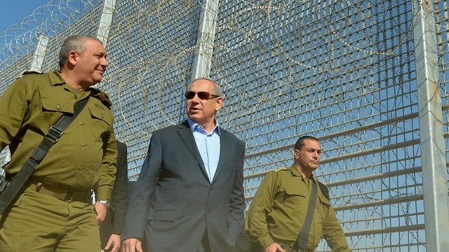 Chief of Staff Gadi Eisenkot (left) and Prime Minister Benjamin Netanyahu touring the eastern fence (Photo: Kobi Gideon)