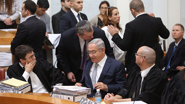 Netanyahu at court (Photo: Gil Yohanan)