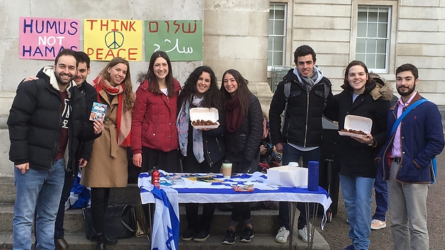 Jewish students at Unilege London's pro-Israel stand (Photo: Yaniv Halili)  