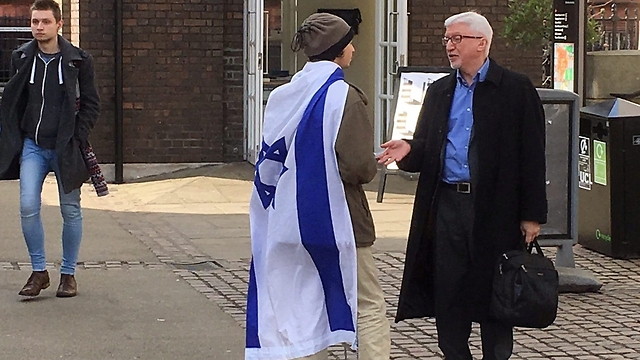 Pro-Israel activist debating with passers-by at United College London (Photo: Yaniv Halili)