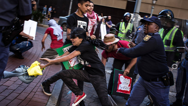 Confrontations between BDS activists and police (Photo: AFP)