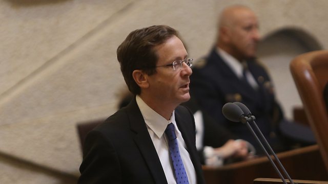 Herzog at the Knesset (Photo: Alex Kolomoisky)