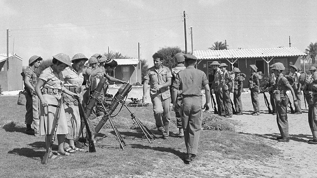 Deputy IDF Chief of Staff Rabin comes for a visit, 1959 (Photo: Assaf Kutin, Bamahane, courtesy of the IDF Archive)