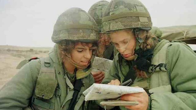 Fighters reading a map during training, January 2000 (Photo: IDF Spokesman, courtesy of the IDF Archive)