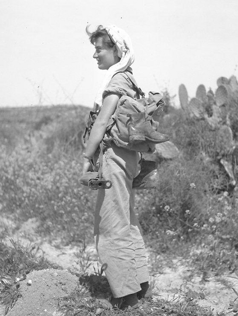 Hike to receive supplies parachuted from a plane, 1954 (Photo: Assaf Kutin, Bamahane, courtesy of the IDF Archive)