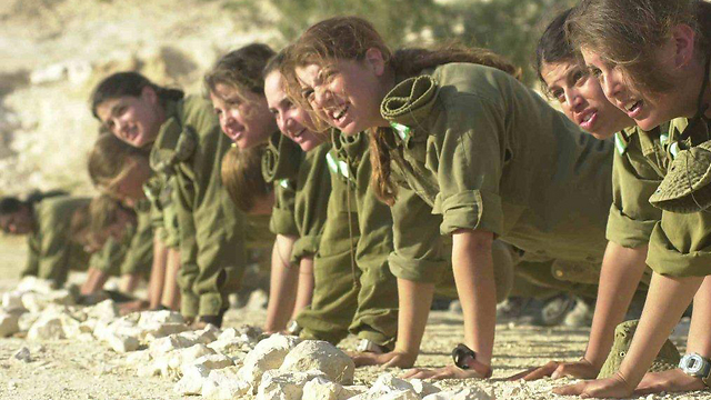 Fighters during pushups during training, 2000 Photo: IDF Spokesman, courtesy of the IDF Archive)