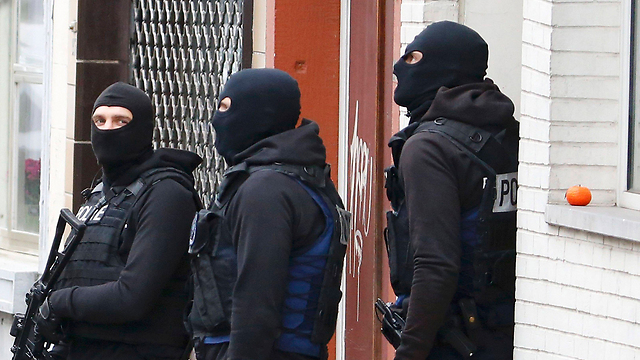 Police forces looking for suspects in Brussels (Photo: Reuters)