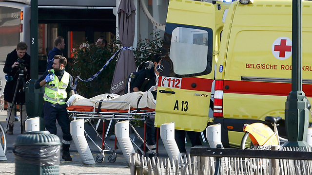 Wounded police officers being evacuated to hospital (Photo: Reuters)