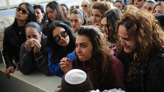 Adi, Simcha's daughter, reading her father's eulogy at the funeral (Photo: Yisrael Yosef)