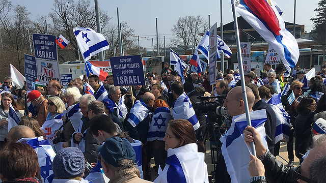 Pro-Israel demonstration outside the UNHRC earlier this week (Photo: Eldad Beck)