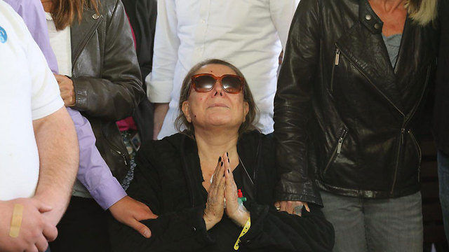 Nitza Goldman at her husband's funeral (Photo: Moti Kimchi)