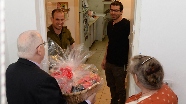 President Reuven Rivlin gives Purim gift basket to neighbors (Photo: Mark Neiman LTD)