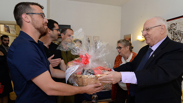 President Reuven Rivlin gives Purim gift basket to neighbors (Photo: Mark Neiman LTD)