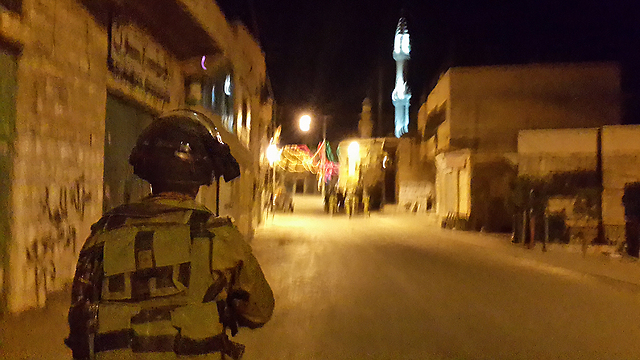 Kfir Brigade soldier on patrol in West Bank Arab village (Photo: Yoav Zeitun) 