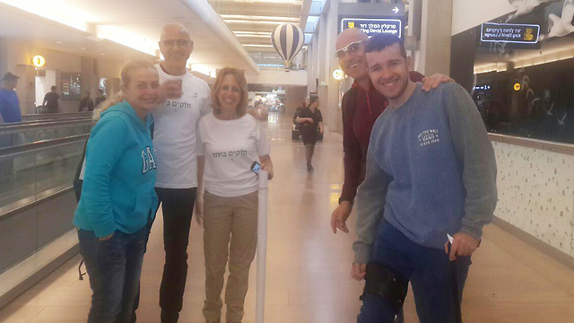 Ohad Ben Yishai an his family in the airport (Photo: Itay Blumental)