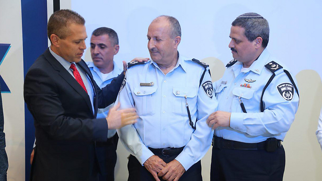 Erdan and Police Commissioner Alsheikh giving Hakroosh his new rank (Photo: Motti Kimchi)