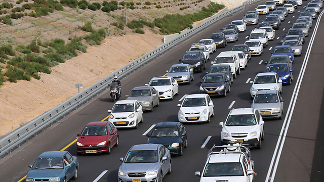 Traffic jams all across the country (Photo: Ofer Meir)