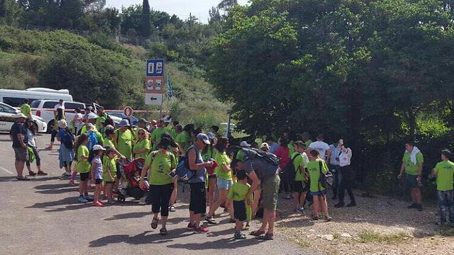 Hikers enjoying the bloom at the Naftali Mountains Forest (Photo: KKL)