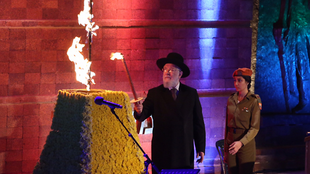 Rabbi Israel Meir Lau kindling the Memorial Torch (Photo: Gil Yohanan)