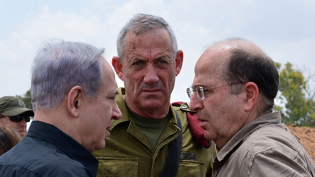 Prime Minister Netanyahu with then-Defense Minister Ya’alon, who failed to instruct, and then-IDF Chief of Staff Benny Gantz, who failed to act (Photo: Kobi Gideon)