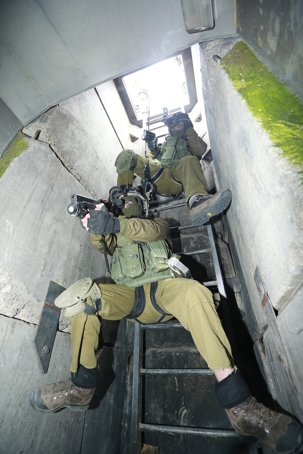 Yahalom fighters entering a mock Hamas tunnel (Photo: Gadi Gabalo)