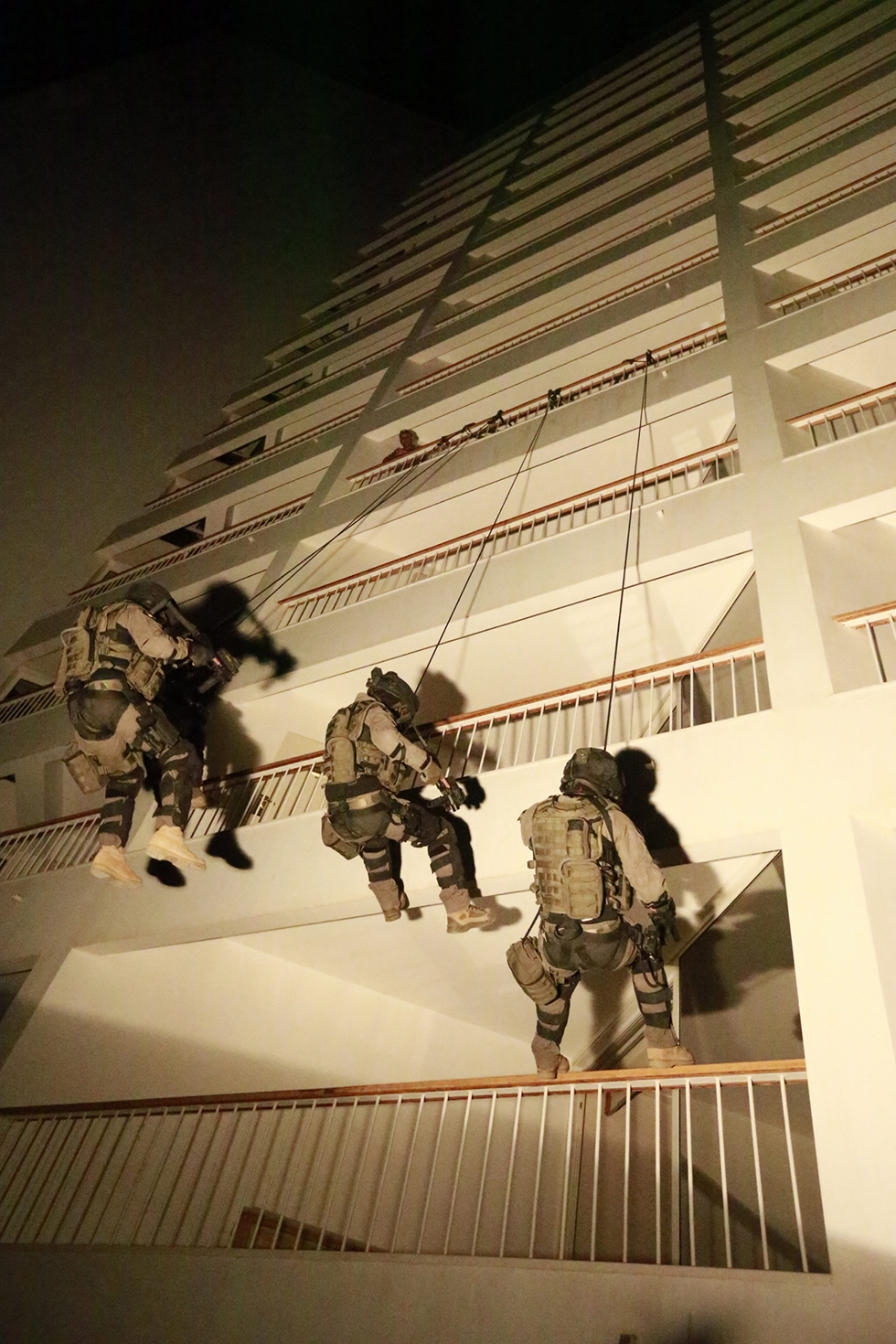 Lotar soldiers storm a hotel (Photo: Gadi Gabalo)