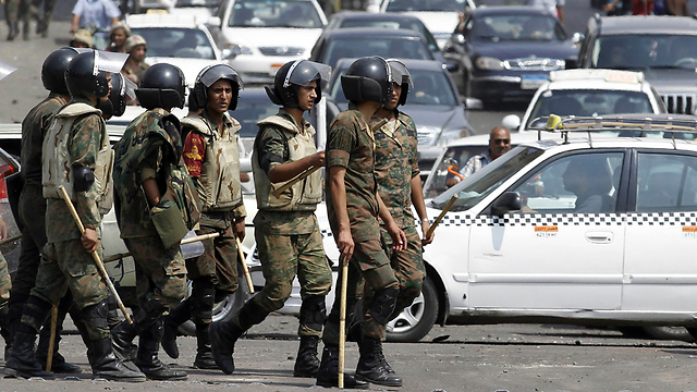Egyptian troops outside the Israeli embassy in Cairo (Photo: Reuters)