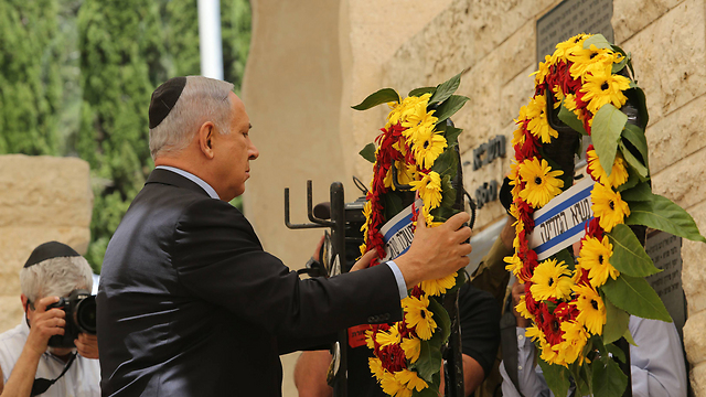 Benjamin Netanyahu laying a wreath (Photo: Gil Yohanan)