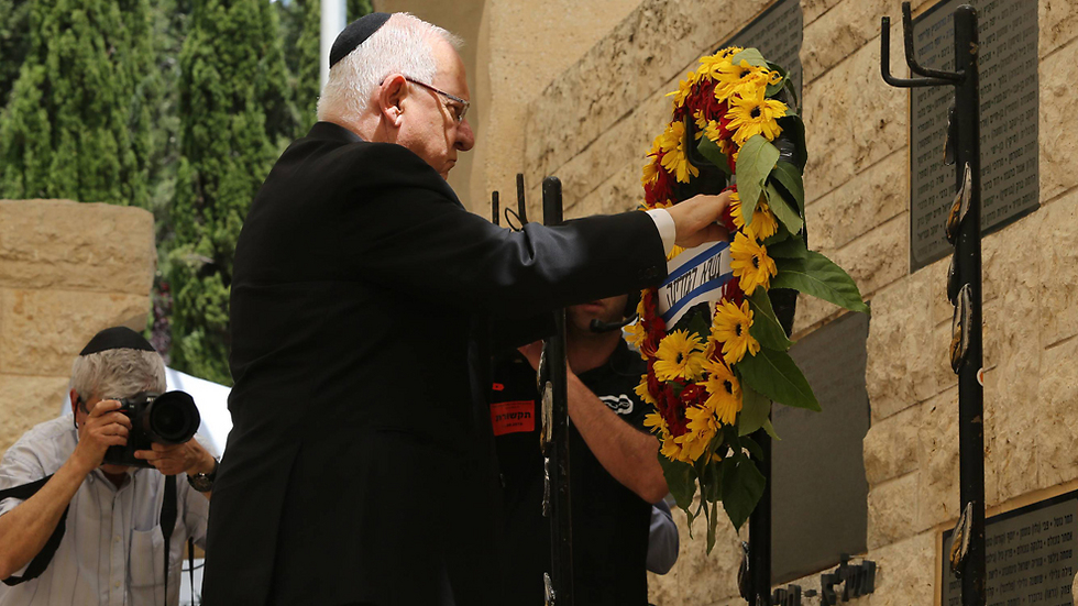 President Rivilin laying a wreath (Photo: Gil Yohanan