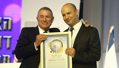MK Naftali Bennet presents Gen. (ret.) Doron Almog with the Israel Prize (Photo: Ohad Zwigenberg)
