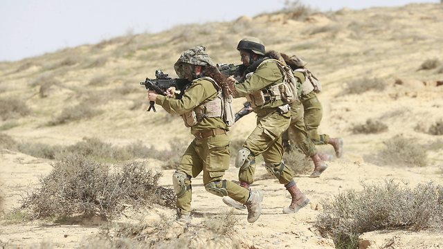 Karakal soldiers train in the desert (Photo: Gadi Gabalo)