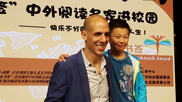 Yanetz Levi with Chinese fan, (Photo: Courtesy of the Israeli embassy in China) 