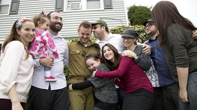 Yoni Wiesinger with his family in New Jersey (Photo: Nadav Newhouse)