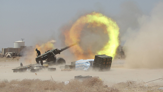 Iraqi forces shelling Fallujah (Photo: Reuters)
