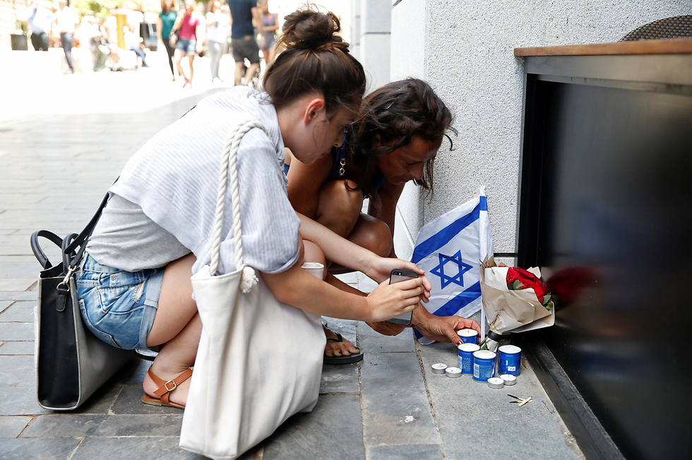 Mournersin Tel Aviv following Sarona Market attack (Photo: Reuters)
