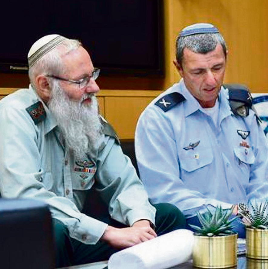 Rabbi Eyal Karim, left, with outgoing IDF chief rabbi Rafi Peretz (Photo: Diana Hananashvilli, Defense Ministry)